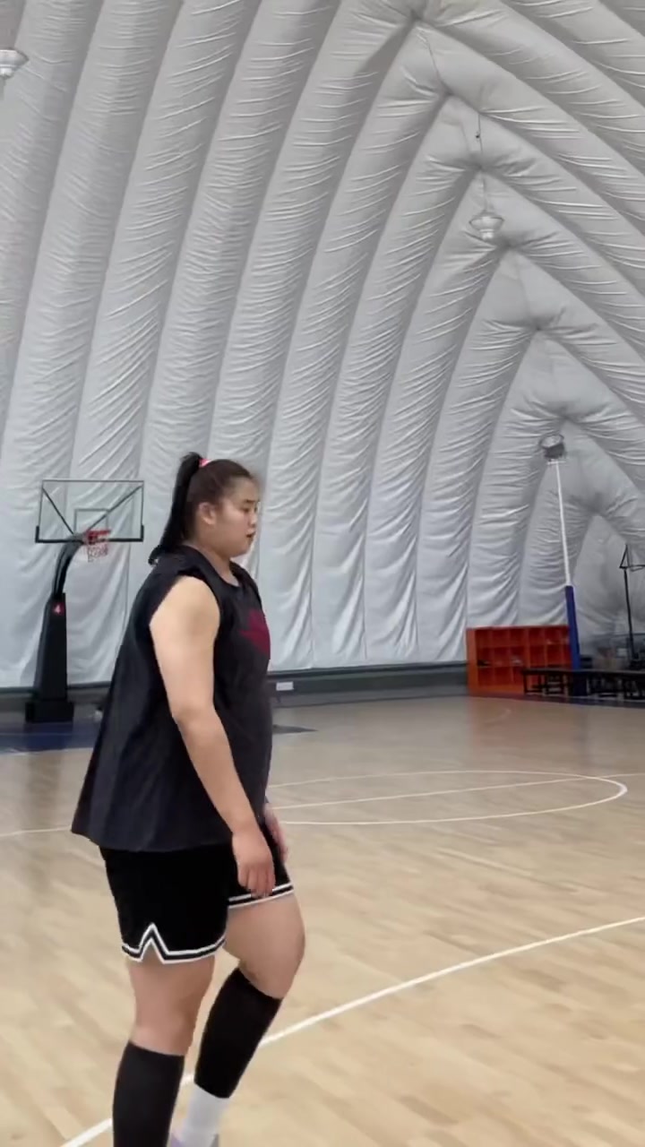 嚯,好魁梧!大宝贝刘禹彤背打你,你能顶住吗?